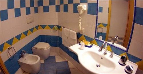 Hotel Club Cala Longa Montauro Екстер'єр фото